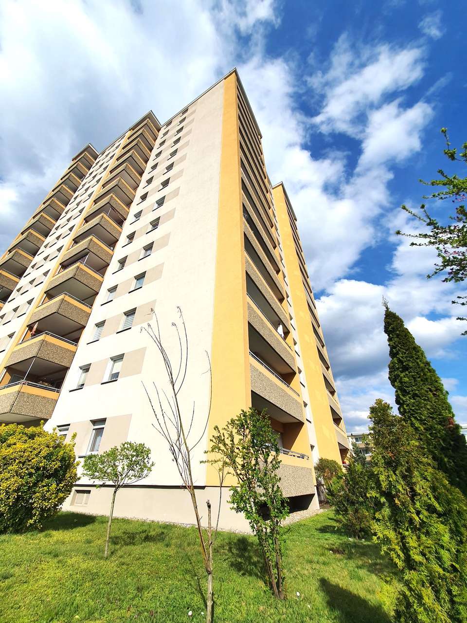 OBERTSHAUSEN:  Gewerbliche 3 Zi m. Sonnenbalkon u. kompl.EBK