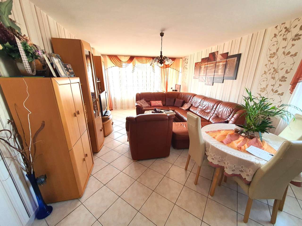 OBERTSHAUSEN:  Gewerbliche 3 Zi m. Sonnenbalkon u. kompl.EBK