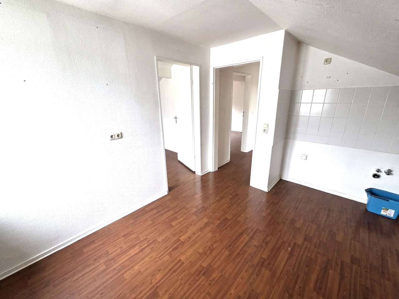 OBERTSHAUSEN:  2 Zi.Dachstudio m. Tageslichtbad