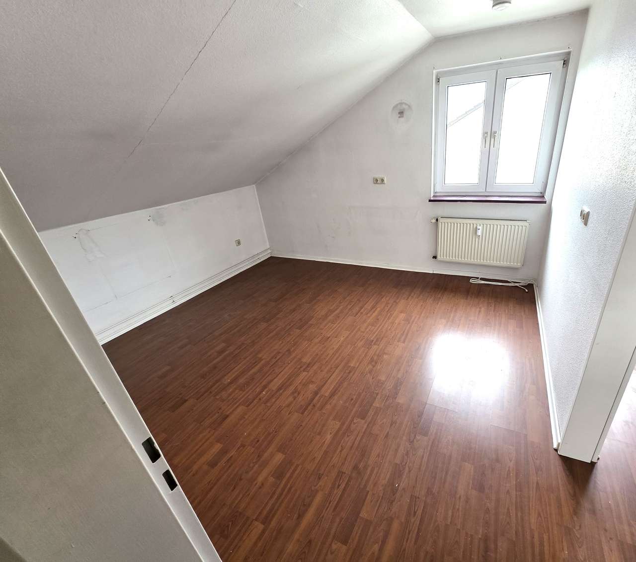 OBERTSHAUSEN:  2 Zi.Dachstudio m. Tageslichtbad