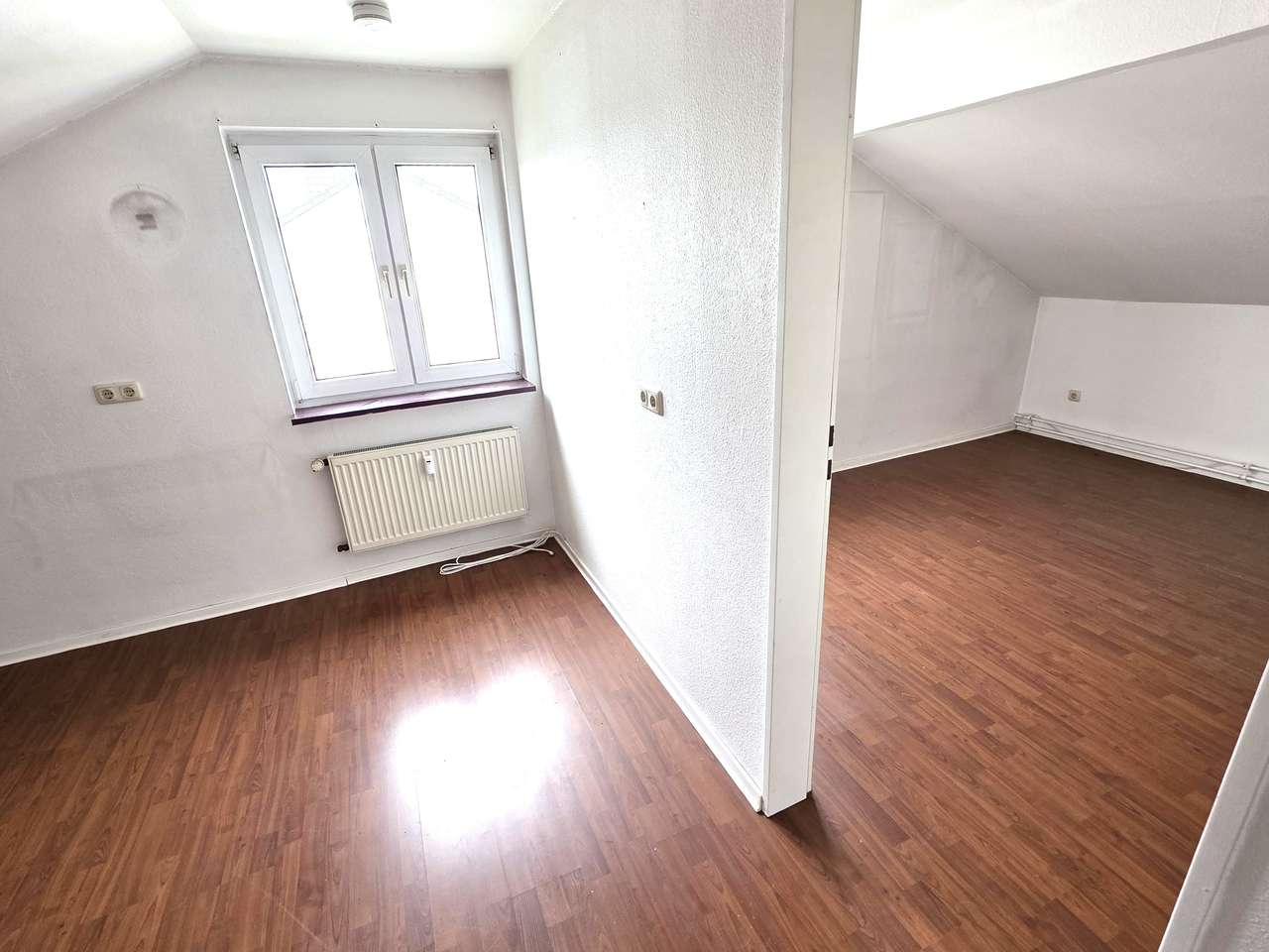 OBERTSHAUSEN:  2 Zi.Dachstudio m. Tageslichtbad