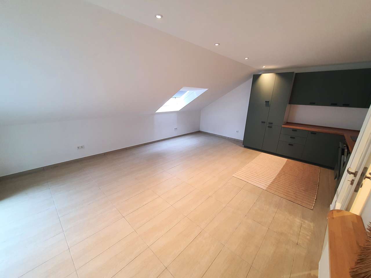 HEUSENSTAMM:  1 Zi.Dachstudio m. Balkon - EBK und TGL Bad