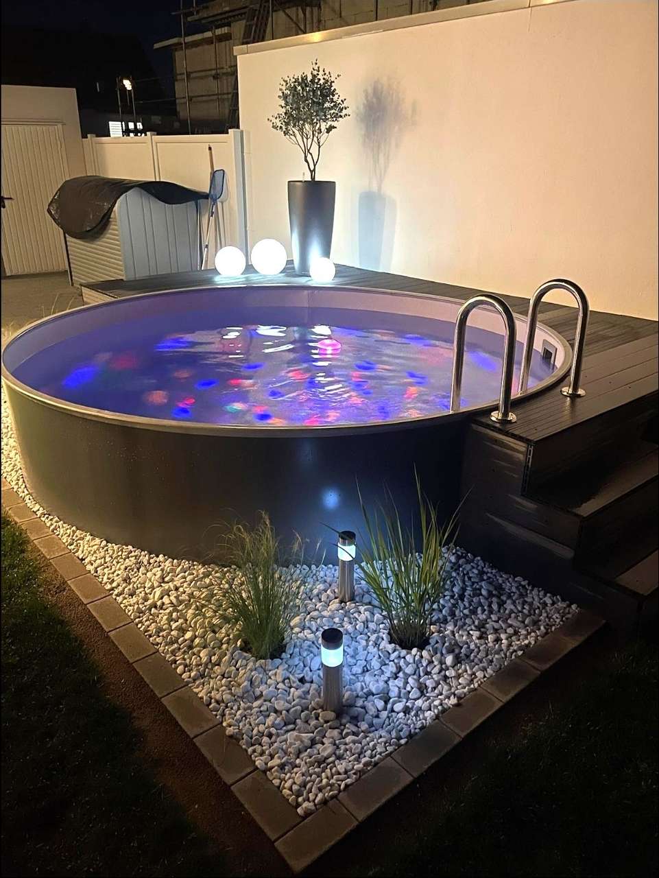 Der Pool nach Sonnenuntergang Der Pool nach Sonnenuntergang